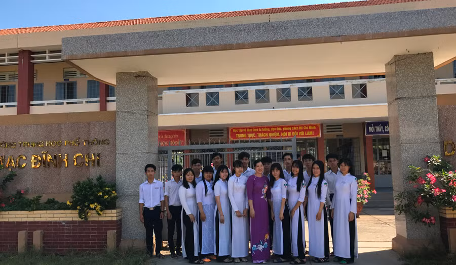 Cô Lê Thị Băng Tuyền và học trò