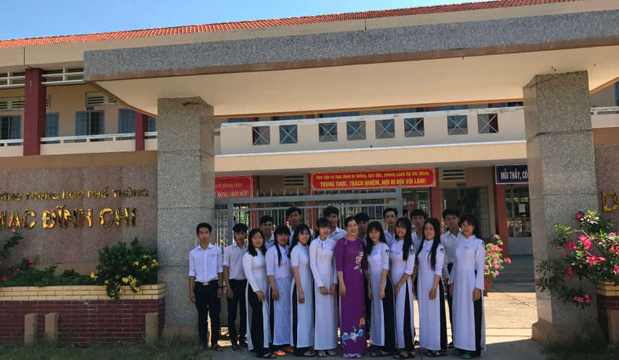 Cô Lê Thị Băng Tuyền và học trò