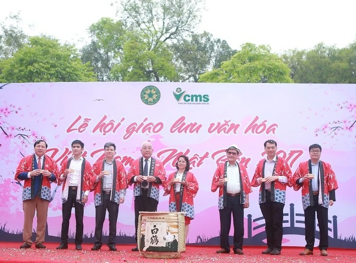 Nghi lễ “Đập rượu Sake” khai màn lễ hội giao lưu văn hóa Việt Nam – Nhật Bản năm 2017