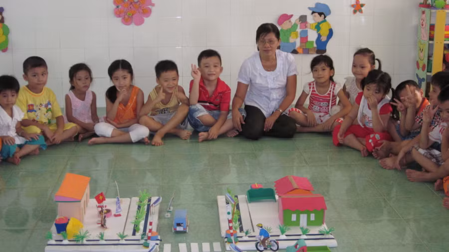 Cô Phạm Thị Vân và trẻ Trường mầm non Lương Quới trong giờ học