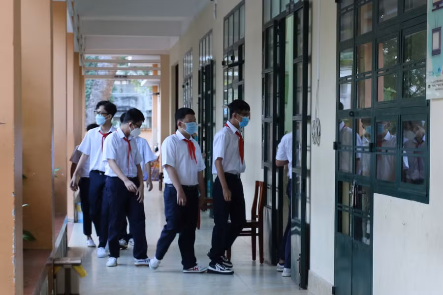 Các em học sinh trở lại trường sau thời gian dài tạm dừng đến trường vì dịch bệnh.