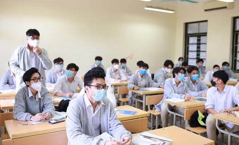 Học sinh khối 12 Trường THPT Trần Nhân Tông (Hà Nội) trở lại học tập trực tiếp. Ảnh: Đình Tuệ