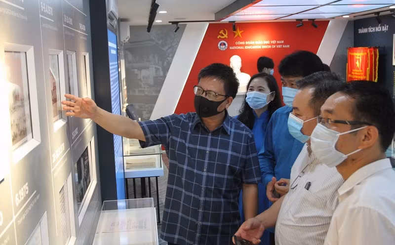 Ông Nguyễn Ngọc Ân trong lễ khánh thành phòng Truyền thống Công đoàn Giáo dục Việt Nam.