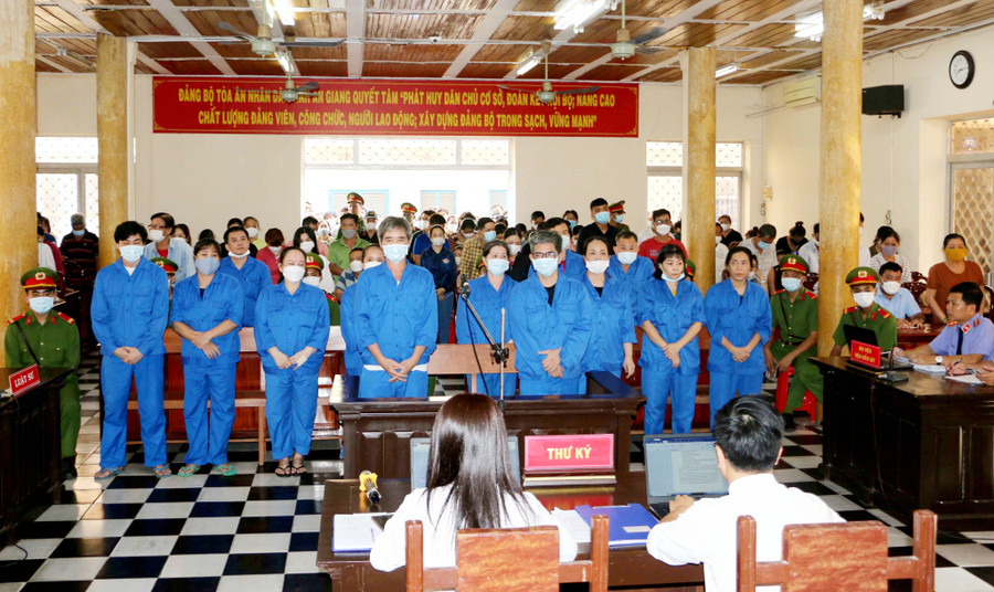 Các bị cáo trong đường dây đánh bạc gần 1.000 tỷ tại toà. (Ảnh: C.M) Các bị cáo trong đường dây đánh bạc gần 1.000 tỷ tại toà. (Ảnh: C.M)