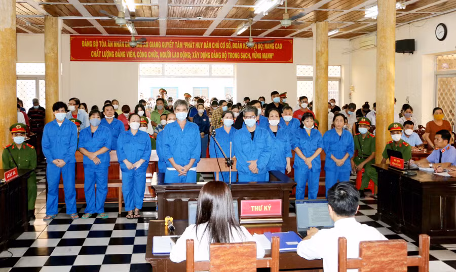 Các bị cáo trong đường dây đánh bạc gần 1.000 tỷ tại toà. (Ảnh: C.M) Các bị cáo trong đường dây đánh bạc gần 1.000 tỷ tại toà. (Ảnh: C.M)