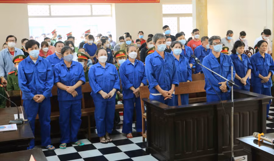 Các bị cáo nghe tòa tuyên án. (Ảnh: C.M) Các bị cáo nghe tòa tuyên án. (Ảnh: C.M)