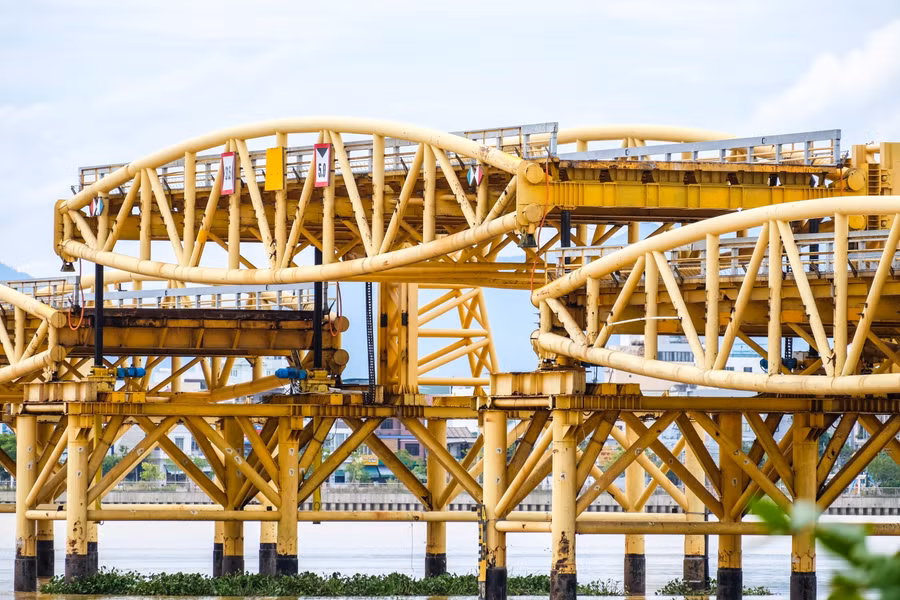 Cụ thể, 1 nhịp cầu của cầu Nguyễn Văn Trỗi sẽ được bố trí 4 kích nâng.