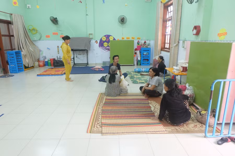 Người dân ở khu dân cư Tân Trà được chính quyền di dời đến trú bão tại trường mầm non Tân Trà.