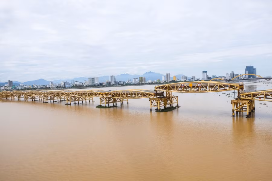 Sau khi được cải tạo, 1 nhịp cầu Nguyễn Văn Trỗi được nâng lên để tàu thuyền khi tàu thuyền qua lại trên sông Hàn.