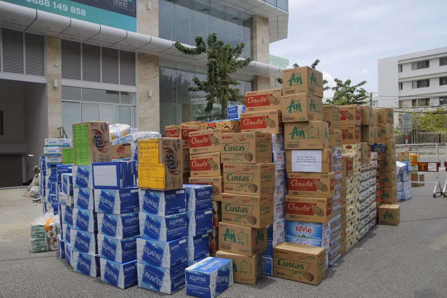 Hàng hóa, nhu yếu phẩm được cá nhân, tổ chức trao tặng cho các bệnh viện.