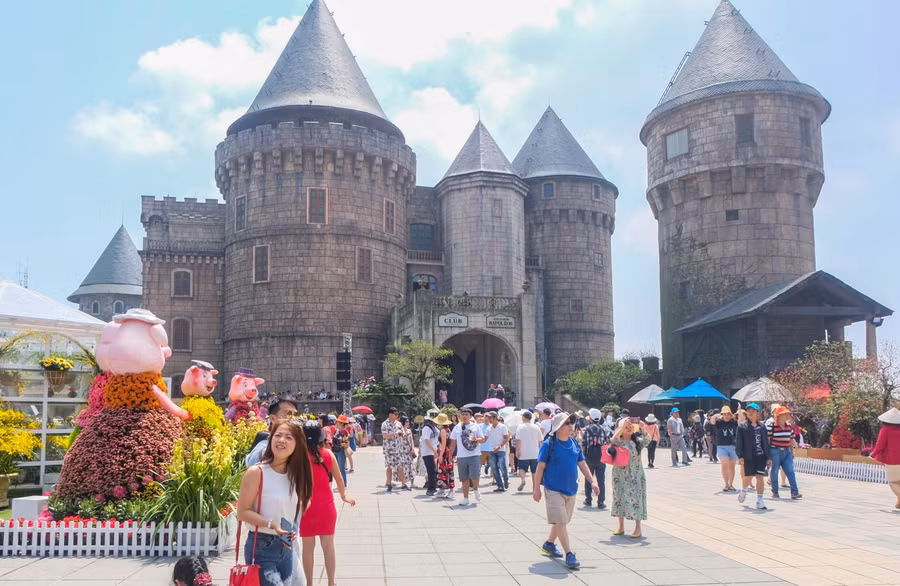 Du khách tham quan tại khu du lịch Sunworld Bà Nà Hills. Ảnh tư liệu.