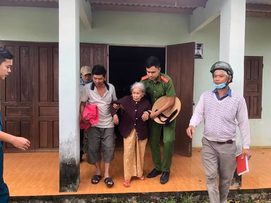 Công an xã Hoà Ninh vận động 120 hộ dân có nhà nằm ở khu vực dưới chân núi di tản đến nơi an toàn, tránh sạt lở đất khi bão đổ bộ.