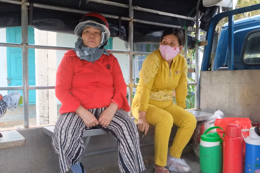 Người dân lo lắng trước khi bão số 13 đổ bộ vào đất liền.