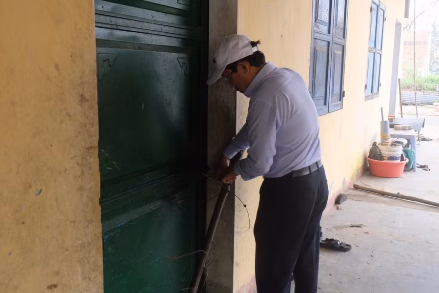 Cửa ngõ nhà người dân được gia cố cẩn thận.