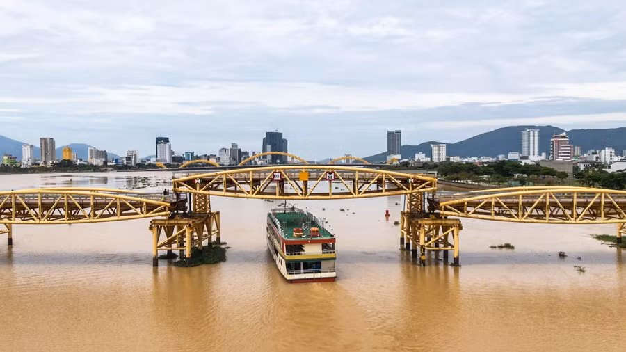 Cầu Nguyễn Văn Trỗi bắc qua sông Hàn được xây dựng vào năm 1965.