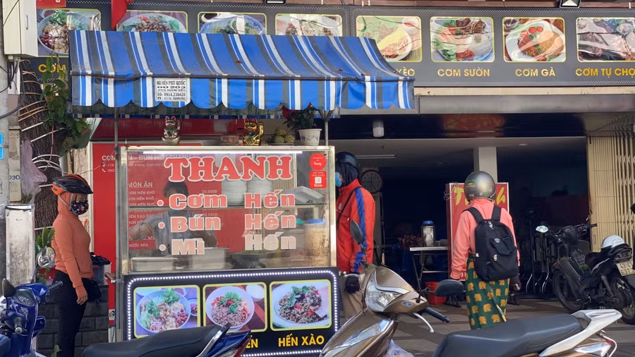 Người dân đứng đợi mua thức ăn đem về.