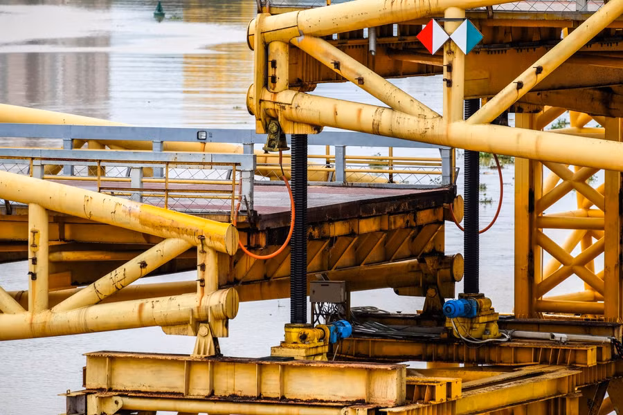 Tải trọng nâng 1 kích là 100 tấn.