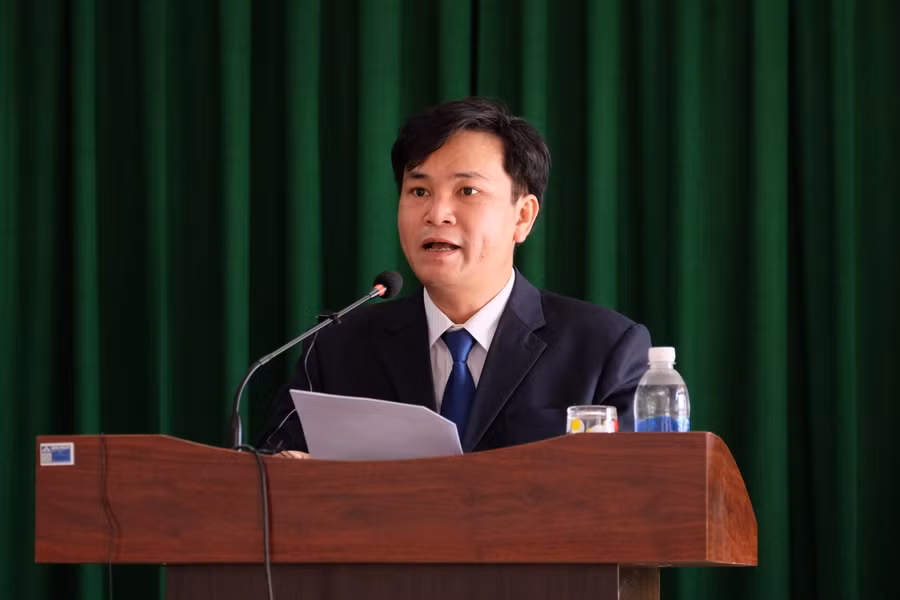 Thầy Đặng Hùng Thương – Hiệu trưởng Trường THPT Nguyễn Văn Thoại phát biểu chào mừng năm học mới.