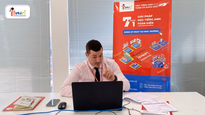 Giáo viên iSMART Education dạy trực tuyến.