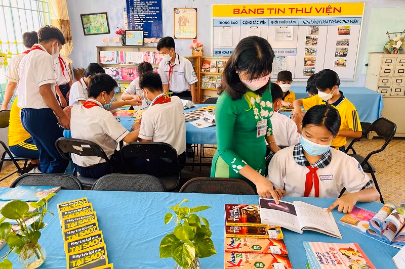 Học sinh Trường THCS Gò Xoài đọc sách tại thư viện của trường.
