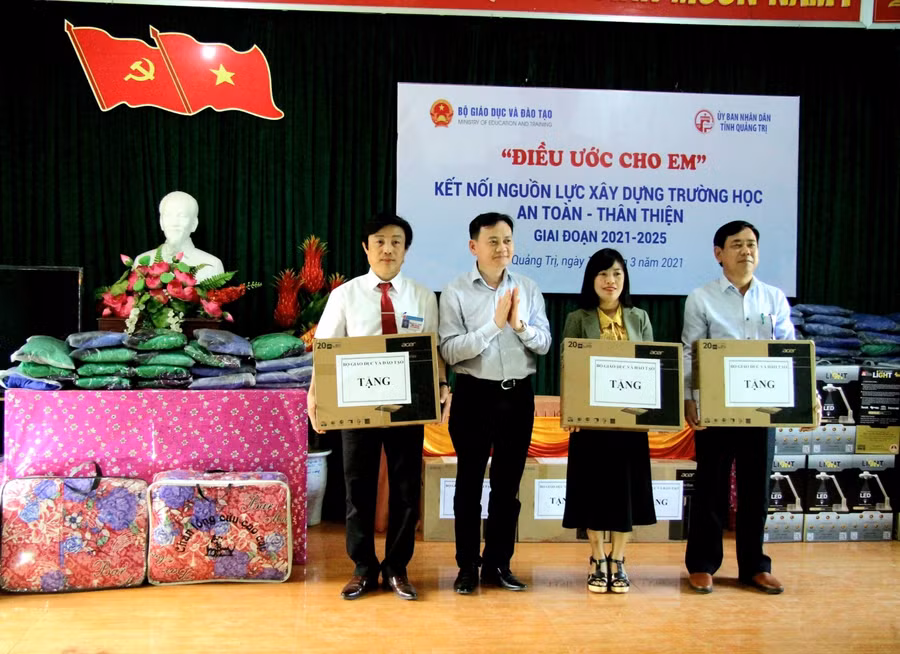 Ông Phạm Văn Sinh, Phó Cục trưởng Cục Cơ sở vật chất và Thiết bị trường học, Bộ GD&amp;ĐT trao máy tính do Cty Acer Việt Nam tài trợ.