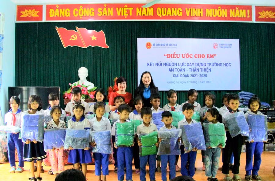 Bà Nguyễn Thị Bich Hợp, Phó chủ tịch Công đoàn Giáo dục Việt Nam và nhà báo Dương Thanh Hương, Phó Tổng biên tập Báo GD&amp;TĐ trao các suất quà cho các em có hoàn cảnh khó khăn.