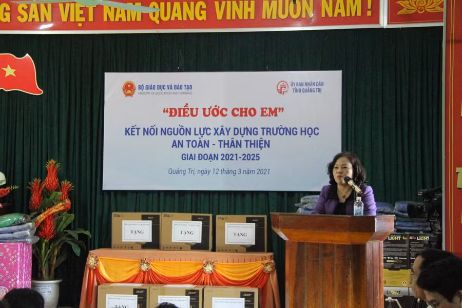 Nằm trong chương trình "Điều ước cho em", sáng ngày 12/3, Thứ trưởng Ngô Thị Minh cùng đoàn công tác Bộ GD&amp;ĐT, Báo GD&amp;TĐ và các đơn vị tại trợ đã có chuyến khảo sát và trao quà cho nhà trường và các em học sinh huyện miền núi Hướng Hóa, tỉnh Quảng Trị.