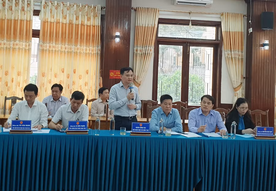 Đoàn công tác Bộ GD&amp;ĐT chia sẻ tại buổi làm việc.