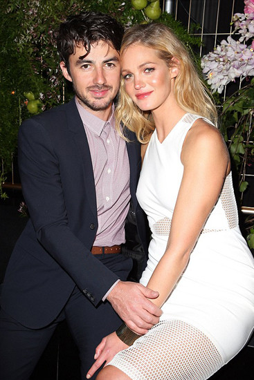 Siêu mẫu nội y đang say đắm trong tình yêu mới với nhạc sĩ Australia, Felix Bloxsom. Ảnh: Wordpress.