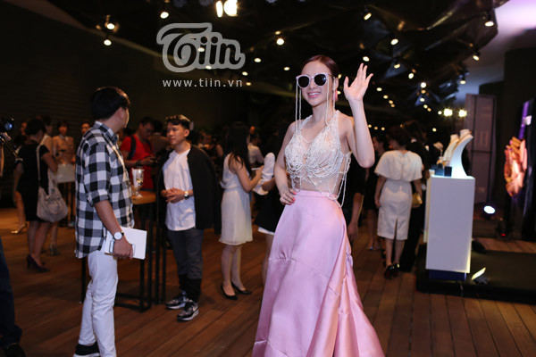 Dàn sao tấp nập đọ sắc trên thảm đỏ