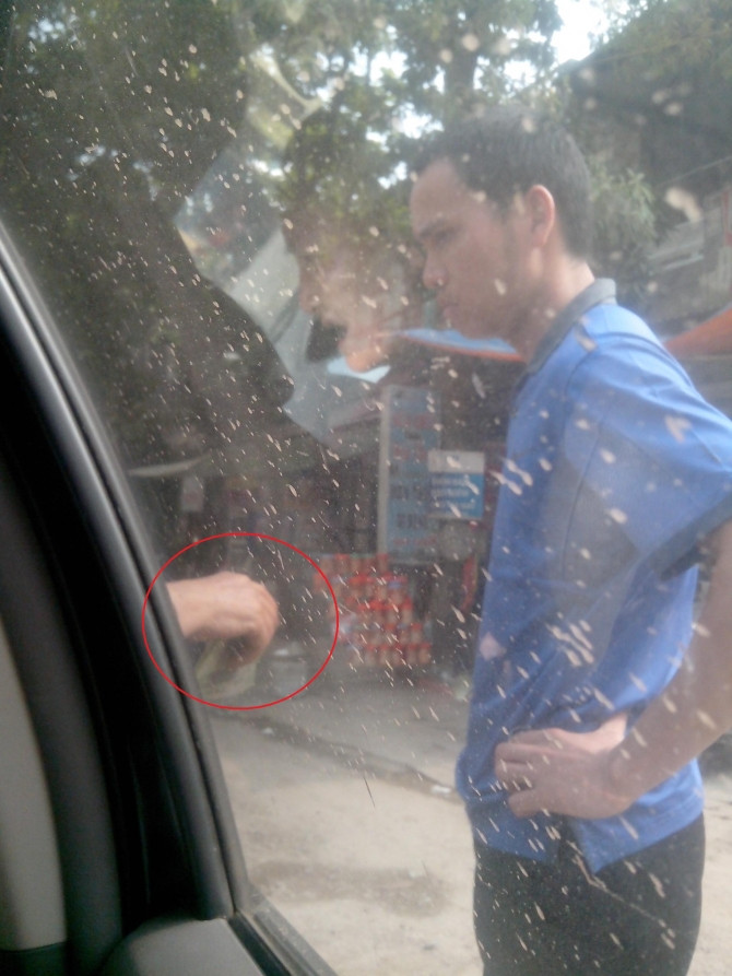 Lạng Sơn: Bức xúc nạn trấn tiền giữa ban ngày tại đền Chầu Mười - Ảnh 2