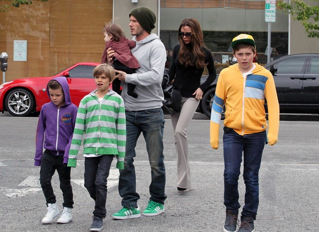 Tuổi thơ giàu có và mối tình đầu của Victoria Beckham ảnh 21 Trong 16 năm chung sống, cả hai đã có với nhau 3 cậu con trai là Brooklyn (3/1999), Romeo (9/2002) và Cruz (2/2005) và cô con gái đẹp như thiên thần Harper.
