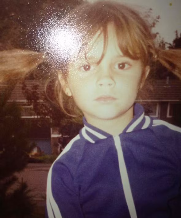 Vic trông nghiêm nghị nhưng vẫn dễ thương trong bộ đồ thể thao màu xanh.