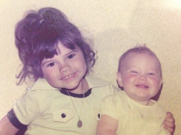 Tuổi thơ giàu có và mối tình đầu của Victoria Beckham ảnh 2 Cô bé Victoria rất hay cười mỗi khi được chụp ảnh.
