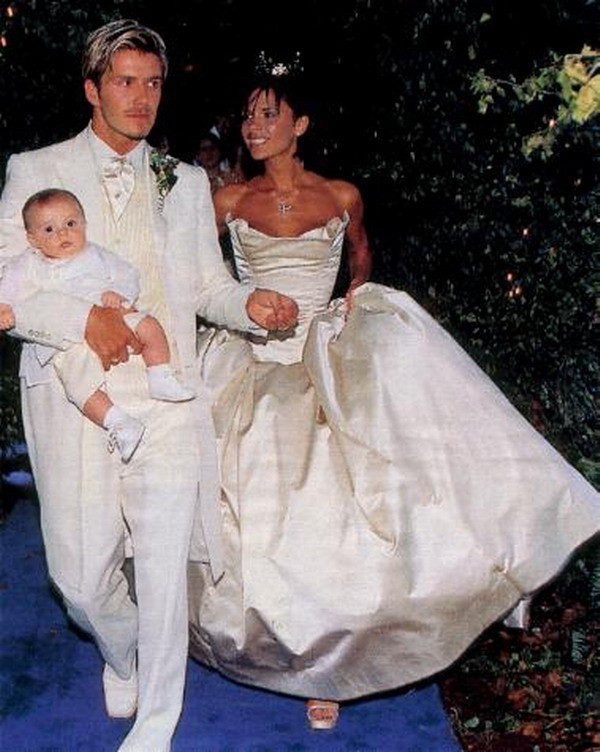 Tuổi thơ giàu có và mối tình đầu của Victoria Beckham ảnh 20 Đến tháng 7/1999, họ chính thức trở thành vợ chồng bằng lễ cưới đẹp như mơ. Beckham lấy lại phong độ và sự nghiệp lên như diều gặp gió. Lễ cưới diễn ra ngay sau mùa bóng tuyệt vời mà M.U đoạt “cú ăn ba” lịch sử.