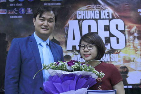 Hồng Nhung chụp hình kỉ niệm với giám khảo Ông Lại Mạnh Quân - Ủy viên HĐQT, Tổng giám đốc Công ty bảo hiểm Lanexang tại Lào