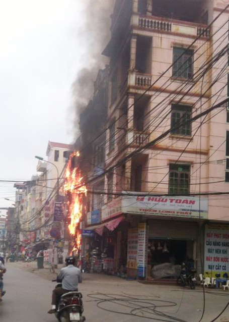 Lửa bốc cháy dữ dội