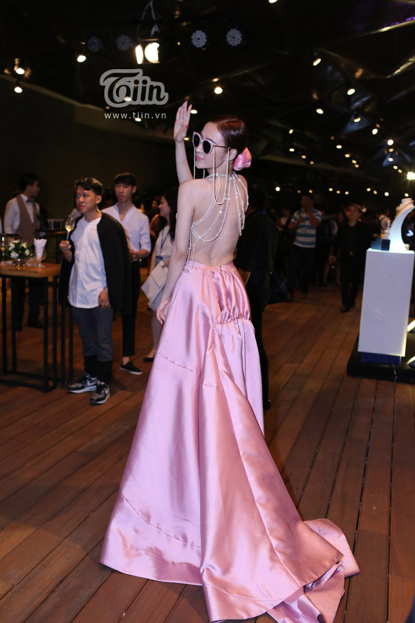 Dàn sao tấp nập đọ sắc trên thảm đỏ