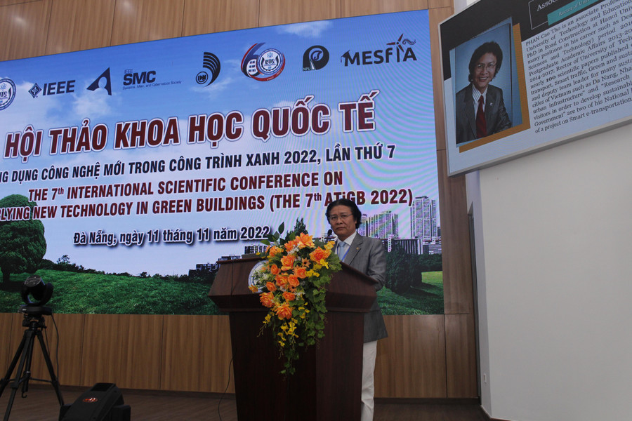 PGS.TS Phan Cao Thọ - Hiệu trưởng Trường ĐH Sư phạm Kỹ thuật, ĐH Đà Nẵng phát biểu khai mạc hội thảo ATiGB 2022. PGS.TS Phan Cao Thọ - Hiệu trưởng Trường ĐH Sư phạm Kỹ thuật, ĐH Đà Nẵng phát biểu khai mạc hội thảo ATiGB 2022.