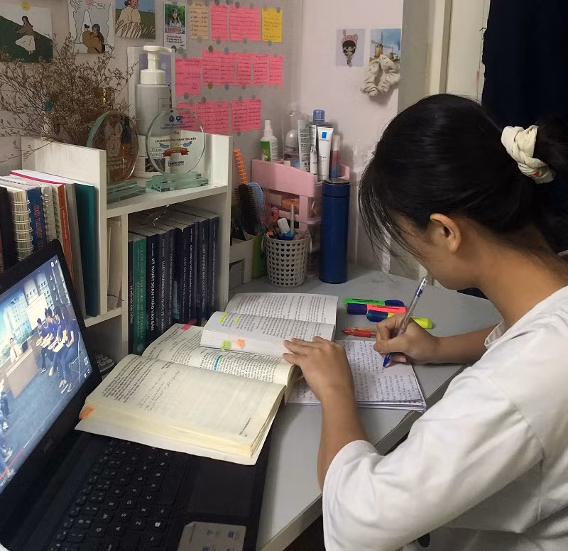 Sinh viên Trường ĐH Luật TPHCM học online.