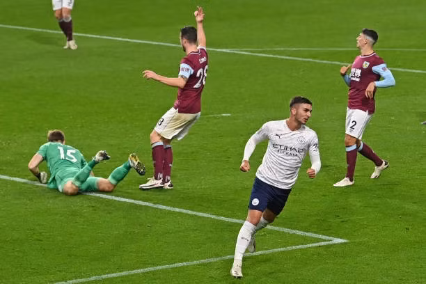 Tân binh Torres cũng mở tài khoản với bàn ấn định chiến thắng 3-0 cho Man City.