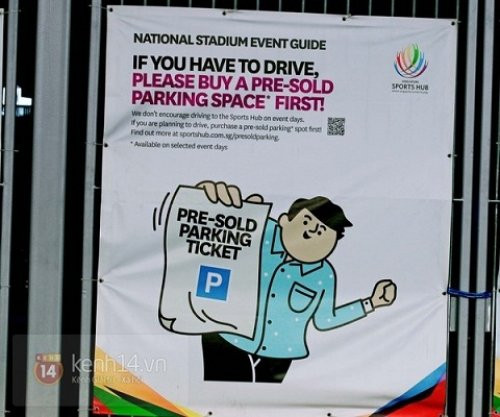 Trong trường hợp bạn buộc phải lái xe tới SVĐ thì hãy nhớ mua trước 1 chiếc vé đỗ xe tại website in trên biển báo.