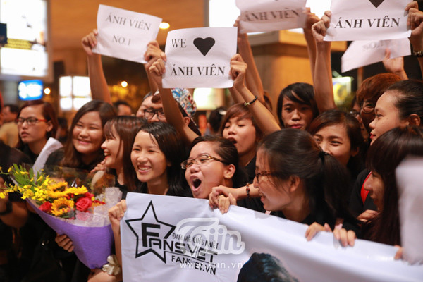 Người hâm mộ đứng chật kín sân bay chờ Ánh Viên trở về