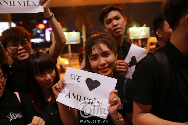 Người hâm mộ đứng chật kín sân bay chờ Ánh Viên trở về