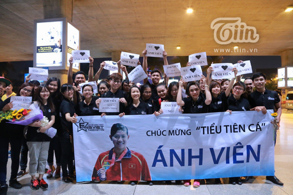 Người hâm mộ đứng chật kín sân bay chờ Ánh Viên trở về