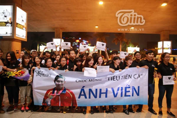 Người hâm mộ đứng chật kín sân bay chờ Ánh Viên trở về