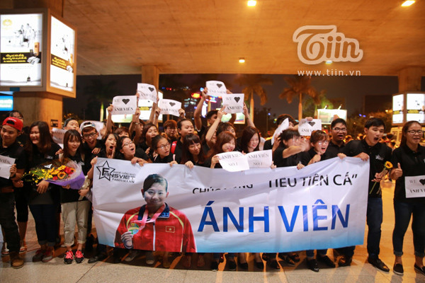 Người hâm mộ đứng chật kín sân bay chờ Ánh Viên trở về