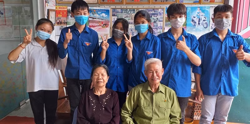 Học sinh đến thăm và tặng quà bác Phạm Đức Cư – cựu chiến sĩ Điện Biên.
