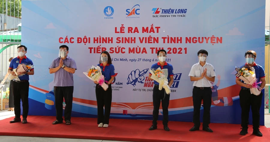 4 đội trưởng đại diện 19 đội hình tình nguyện, nhận nhiệm vụ trong chương trình Lễ ra mắt các đội tình nguyện Tiếp sức mùa thi năm 2021.