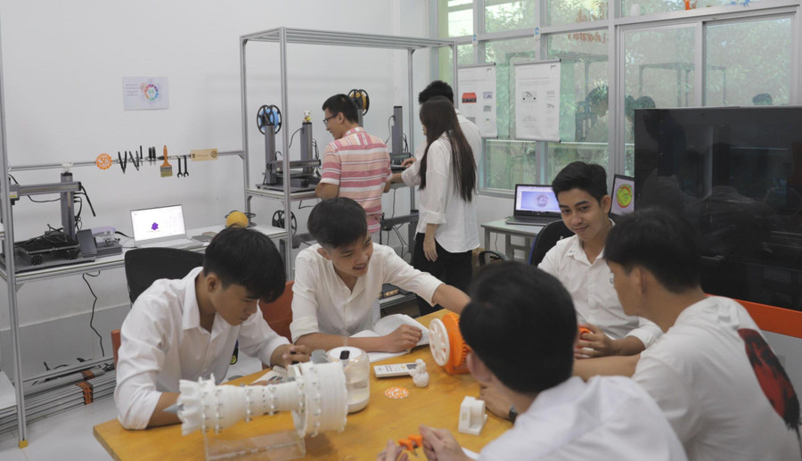 Sinh viên Trường ĐH Trà Vinh thực tập tại phòng thực hành in 3D.